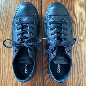 Converse Women's Chuck Taylor All Star Leather Low Top Sneaker- 7